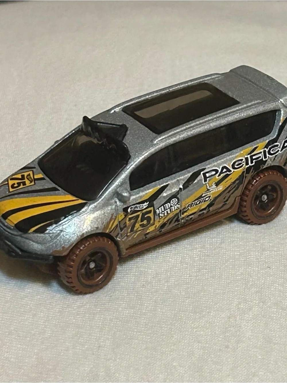 Hot Wheels 2023 Chrysler Pacifica Off-Road Minivan - Mud Studs